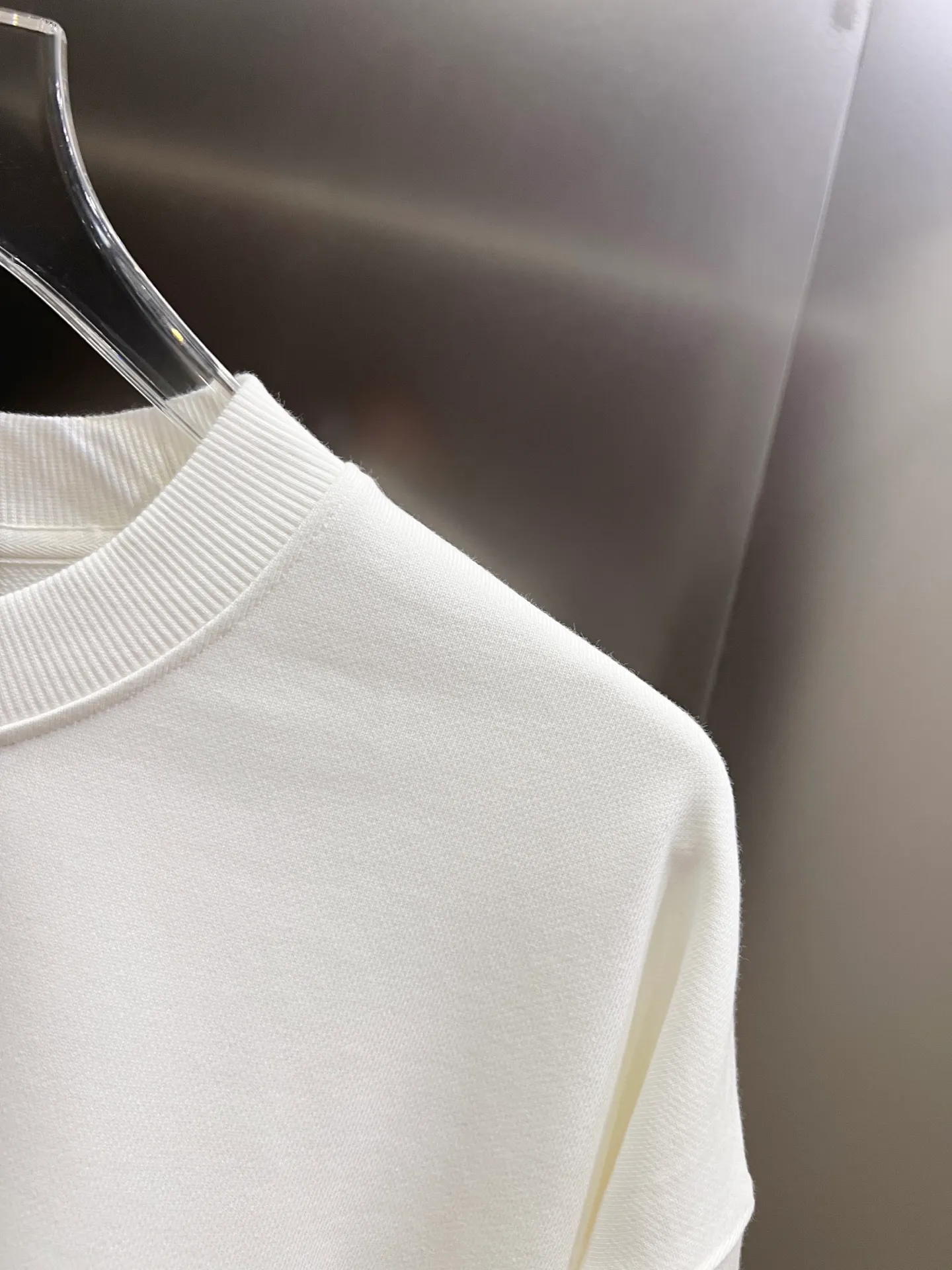🅿️260 1v Louis*2025 new autumn and winter round neck long-sleeved sweatshirt, large V letter pearl diamond craft design, high-end version! Highly breathable and comfortable, customized double yarn plain cotton fabric. Short-sleeved T-shirt. Same style for men and women. Sizes S M L XL XXL Five sizes black white